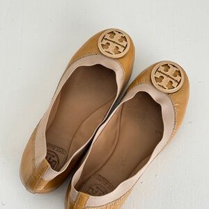 Tory Burch Caroline patent leather ballerina flats with Gold Logo